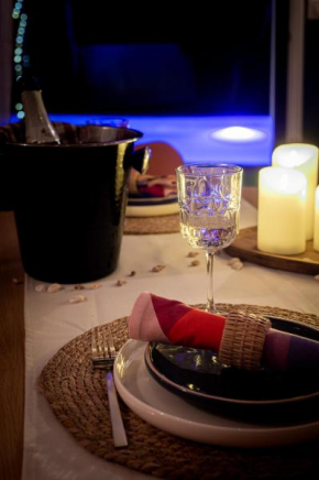 Logement romantique avec jacuzzi privatif